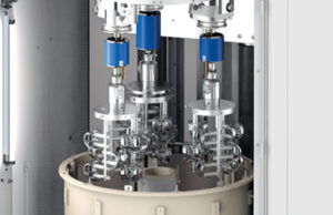 Image représentant la machine de polissage OTEC EF-Performance en train de charger 27 articulations de genou dans 3 stations