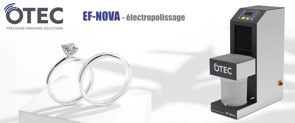 EF-NOVA par OTEC : l’électropolissage haute précision Bague brillante en argent avec la machine d’électropolissage EF-NOVA d’OTEC en arrière-plan