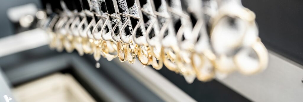 Sortie de bagues en métal après polissage par électrofinition OTEC.